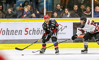 Killian Hutt (l.) erzielte beim 4:8 in Neuwied noch einmal zwei Treffer für den Herforder EV - Yvonne Gottschlich