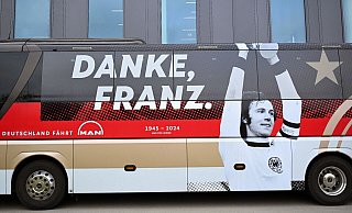 «Danke, Franz.» steht in Erinnerung an Franz Beckenbauer auf dem Teambus der Fußball-Nationalmannschaft. - Arne Dedert/dpa