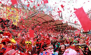 Mit der Weiberfastnacht hat am Donnerstag der Straßenkarneval begonnen. - Rolf Vennenbernd/dpa