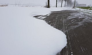 Sturmböen peitschen den Pulverschnee über die Straßen und türmen ihn zu starken Verwehungen auf. - Heike von Schulz