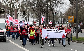 Rund 150 Mitarbeiterinnen und Mitarbeiter der Sparkasse gingen am Momntag in den Streik und zogen in einer Demonstration von der Niederlassung Engerstraße zum Rathaus. - Frank-Michael Kiel-Steinkamp