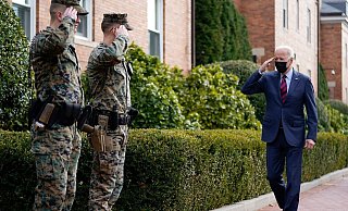 «Es werden keine amerikanischen Kräfte in die Ukraine verlegt»: US-Präsident Joe Biden (r). - Foto: Andrew Harnik/AP/dpa