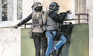 SEK-Beamte der Polizei haben am Samstag einen Mann festgenommen, der im Drogenrausch auf zwei Männer geschossen hatte. - Symbolfoto: Christian Mathiesen