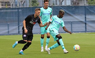 SCP-Neuzugang Richmond Tachie (r.) erzielte den 2:0-Endstand und schoss damit sein erstes Tor im SCP-Trikot. Im Hintergrund ist Tobias Müller zu sehen. - Jochem Schulze