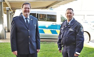 Polizeidirektor Christian Brenski (l.) begrüßt Polizeihauptkommissar Peter Gemmeke. - Polizei Höxter