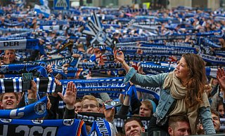 Die Fans von Arminia Bielefeld feiern 2015 den Aufstieg vor dem Rathaus. - Andreas Zobe