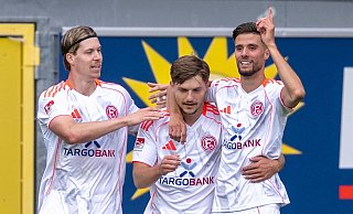 Der Düsseldorfer Anouar El Azzouzi (r-l) feiert mit den beiden Torschützen Florent Muslija und Cedric Itten. - David Inderlied/dpa Der Düsseldorfer Anouar El Azzouzi (r-l) feiert mit den beiden Torschützen Florent Muslija und Cedric Itten. - David Inderlied/dpa