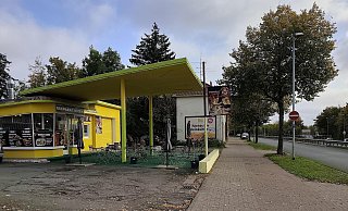 An diesem Imbiss ist ein 23-jähriger Mindener am späten Mittwochabend mit einem Messer angegriffen und lebensgefährlich verletzt worden. - Neue Westfälische