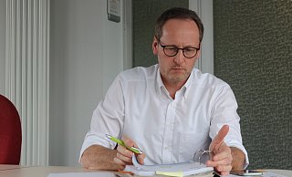 Bürgermeister Bernd Poggemöller leitet den Corona-Krisenstab im Löhner Rathaus. - Ulf Hanke