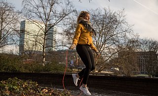 Sprung zurück in die Kindheit - Seilspringen weckt nicht nur nostalgische Gefühle, es hält einen auch fit. - Christin Klose/dpa-tmn