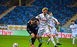 Barne Pernot (r.) vom SC Verl im zweikampf mit Arianit Ferati vom SV Waldhof Mannheim. Pernot wurde bei dem Spiel so stark verletzt, dass er vom Platz getragen werden musste. - picture alliance / foto2press