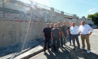 70 Meter lang war die Einfriedung der Rampe, die nun abgetragen wird. Christian Kley (v. l.), Emmanuel Lange, Thomas Arndt, Lars Dittmar, David Teilkemeier, Jens Grove, Dirk Nagel und Lars Bökenkröger machen sich ein Bild von den Arbeiten. - Thorsten Gödecker