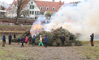 Die Höxteraner Pfadfinder verbrennen die eingesammelten Weihnachtsbäume. Ein öffentliches Osterfeuer kann auch in diesem Jahr nicht stattfinden. - Burkhard Battran