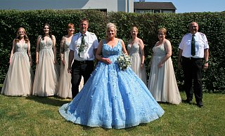 Das Königspaar Tanja Voss-Vonnahme und König Rene Voss feiert mit den Hofdamen Daniela Holtz, Kim-Marie Rex, Karina Roggel, Andrea Bittermann und Svea Ott. Zeremonienmeister Frank Rakowski steht auch immer parat. - Johannes Büttner
