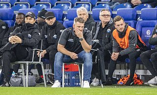 SCP-Coach Lukas Kwasniok (vorne) hatte am Freitag auf Schalke wenig Grund zur Freude. - picture alliance/dpa