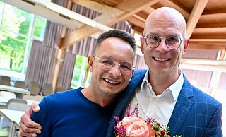 Ehemann Rico Zocher (l.) gratuliert Ingo Nürnberger zur Nominierung als SPD-Kandidat bei der Oberbürgermeisterwahl. - Barbara Franke