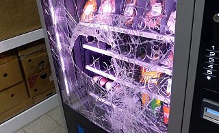 Die Scheibe des Automaten für Lebensmittel wurde mit einem Stein zertrümmert. - Polizei Minden-Lübbecke