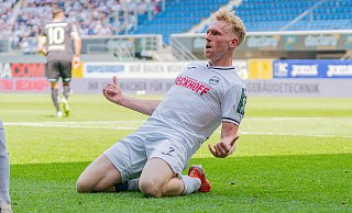 Verls Ron Berlinksi jubelt über sein Tor zum 1:1. - picture alliance