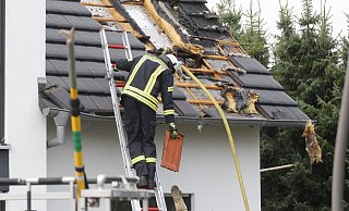 Ein Blitz war am Mittwochabend in ein Wohnhaus an der Hermannstraße in Spenge eingeschlagen und hatte einen Dachstuhlbrand ausgelöst. - Ekkehard Wind