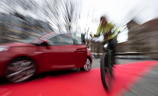 Am Donnerstagmorgen kam es zu einem Dooring-Unfall, bei dem eine Pedelecfahrerin leichte Verletzungen erlitt. - Symbolfoto/ picture alliance