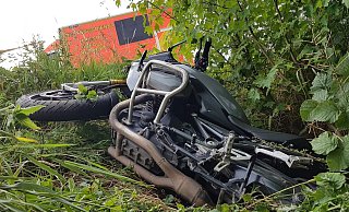 Das Motorrad blieb weit unterhalb der Fahrbahn im Graben an einem Busch liegen. - David Schellenberg
