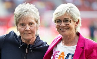 Silvia Neid (r) und Tina Theune (l) sehen die DFB-Frauen bei der Weltmeisterschaft unter den Topfavoritinnen. - Sebastian Christoph Gollnow/dpa
