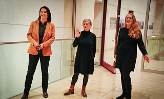 Britta Haßelmann (Mitte) und Katharina Dröge (rechts) zusammen mit Irene Mihalic (links). Haßelmann und Dröge sind neue Grünen-Fraktionsvorsitzende der Grünen. - Foto: Kay Nietfeld/dpa