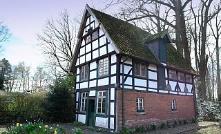 Die erste Schule: Der Spieker auf dem Meierhof Rassfeld ist mit seinen Schnitzereien im Stil der Weserrenaissance gebaut und der älteste Profanbau Güterslohs. - Andreas Frücht