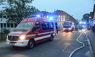 Das Feuer im Gebäude des Maschinenbauers war in der Filteranlage ausgebrochen. Auch die Löschzüge der umliegenden Orte waren im Einsatz. - Andreas Eickhoff