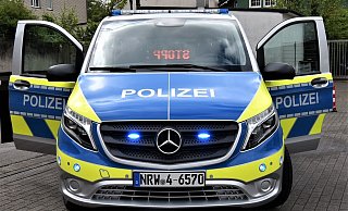 Der neueste Streifenwagen in Bielefeld ist ein Mercedes. In der Frontscheibe warnt ein Display vorausfahrende Autos. - Polizei