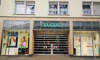 Die Parfümeriekette Douglas hat angekündigt, etliche Filialen zu schließen. Herford sollte nicht darunter fallen. Doch trotz der aktuellen Möglichkeit der Ladenöffnung, hat das Geschäft am Gehrenberg weiterhin geschlossen. - Susanne Barth