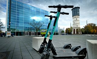 Die E-Scooter von Tier Mobility sieht man mittlerweile in vielen deutschen Städten. In Gütersloh kann man sie seit Mitte Oktober leihen. - Andreas Frücht