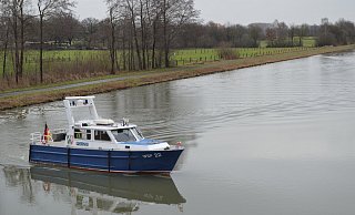 Das Polizeiboot während der Suche auf dem Mittellandkanal. - Stefanie Dullweber