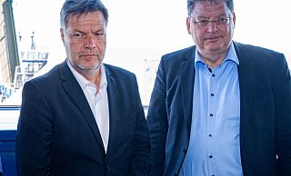 Bundeswirtschaftsminister Robert Habeck (l) trifft Mecklenburg-Vorpommerns Wirtschaftsminister Reinhard Meyer auf Rügen. - Stefan Sauer/dpa