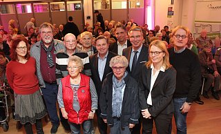 Karin Buhre-Rödel (v.l.), Helmut Noll, Uwe Bertram, Liesel Drommershausen, Josef Gebel, Tim Kähler, Elke Meyer, Johannes Baumann, Christian Dahm, Anke Esdar und Andreas Rödel bei der Jahresabschlussfeier des VdK-Ortsverbandes Herford im Denkwerk. Foto: Horstmann - Eike J. Horstmann