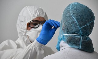 Mitarbeiter des Kreisgesundheitsamtes und Helfer vom DRK testen Mitarbeiter auf dem Betriebsgelände von Tönnies in Rheda-Wiedenbrück auf Corona.  - Tönnies