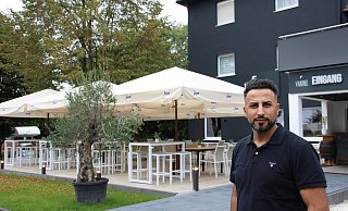 Mediterranes Flair an der Beckumer Straße: Edem Özden hat das Objekt inklusive Hotel Am Stadion 2019 übernommen und nach und nach durchrenoviert. - Ivonne Michel