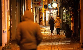 Für viele Mädchen und Frauen ist der Heimweg in der Nacht mit Angst verbunden. - Sina Schuldt/dpa