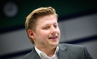 Comedian und Satiriker Sebastian Hotz alias El Hotzo beim Prozess in Berlin. (Archivbild) - Bernd von Jutrczenka/dpa