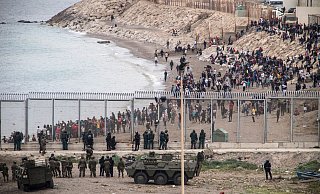 Die Grenze zwischen Marokko und Spanien in Ceuta (Archivbild). «Die Ausweitung sicherer Drittstaaten, schlechterer Rechtsschutz, verpflichtende Grenzverfahren in Haftlagern (...) sind nur einige der Rechtsverschärfungen, die in der vorgeschlagenen Reform des Asylsystems angelegt sind», kritisieren die Grünen-Mitglieder in ihrem Brief. - Javier Fergo/AP/dpa