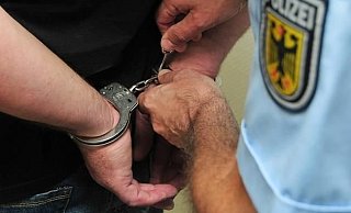 Drei offene Haftbefehle: Polizei nimmt Frau am Bielefelder Hauptbahnhof fest. - Symbolfoto Bundespolizei