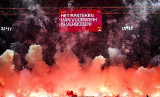 Das Ajax-Heimspiel gegen Groningen wurde wegen der Pyro-Krawalle abgebrochen. - Anp Olaf Kraak/ANP/dpa
