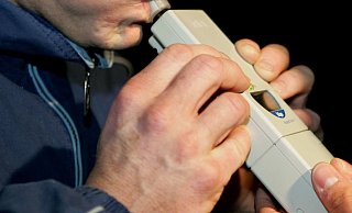 Unter dem Einfluss von Alkohol, Drogen, aber auch Medikamenten passieren die meisten Unfälle, warnt die Polizei. - Symbolbild/picture-alliance/ dpa/dpaweb