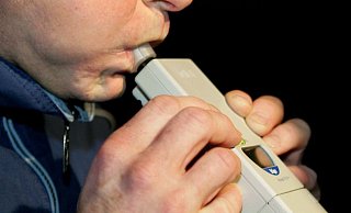 Die Polizei stoppte am Wochenende mehrere Menschen unter Alkoholeinfluss. - Uli Deck, picture alliance/dpa