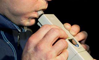 Die Polizei nahm eine Atemalkoholkontrolle vor. - picture-alliance/ dpa/dpaweb