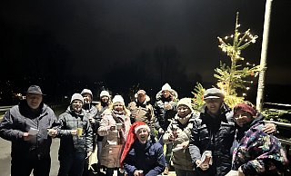 Zahlreiche Rehmer treffen sich einmal wöchentlich am Brückenbaum. - Nicole Sielermann
