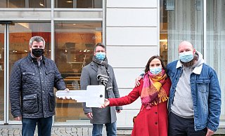Symbolische Schlüsselübergabe: Carsten Becker (Inhaberfamilie), Ralf Grund (Stadtmarketing) sowie Maren und Axel Zobel („Sweet Rockin‘ 50s“; v. l.). - Stadtmarketing Bünde/Karl-Hendrik Tittel