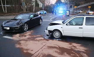 Beide Pkw wurden beim Zusammenstoß beschädigt - die Feuerwehr streute ausgelaufene Betriebsstoffe ab. - Charlotte Mahncke