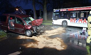An der Kreuzung Riemekestraße/Heinz-Nixdorf-Ring kam es am Freitagmorgne zu dem Unfall. - Feuerwehr Paderborn
