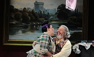 Falstaff ( Brian Bannaytne-Scott) und Mrs. Quickly (Rebecca Raffell) vergnügen sich unter der Wäscheleine. - FOTO: MATTHIAS STUTTE